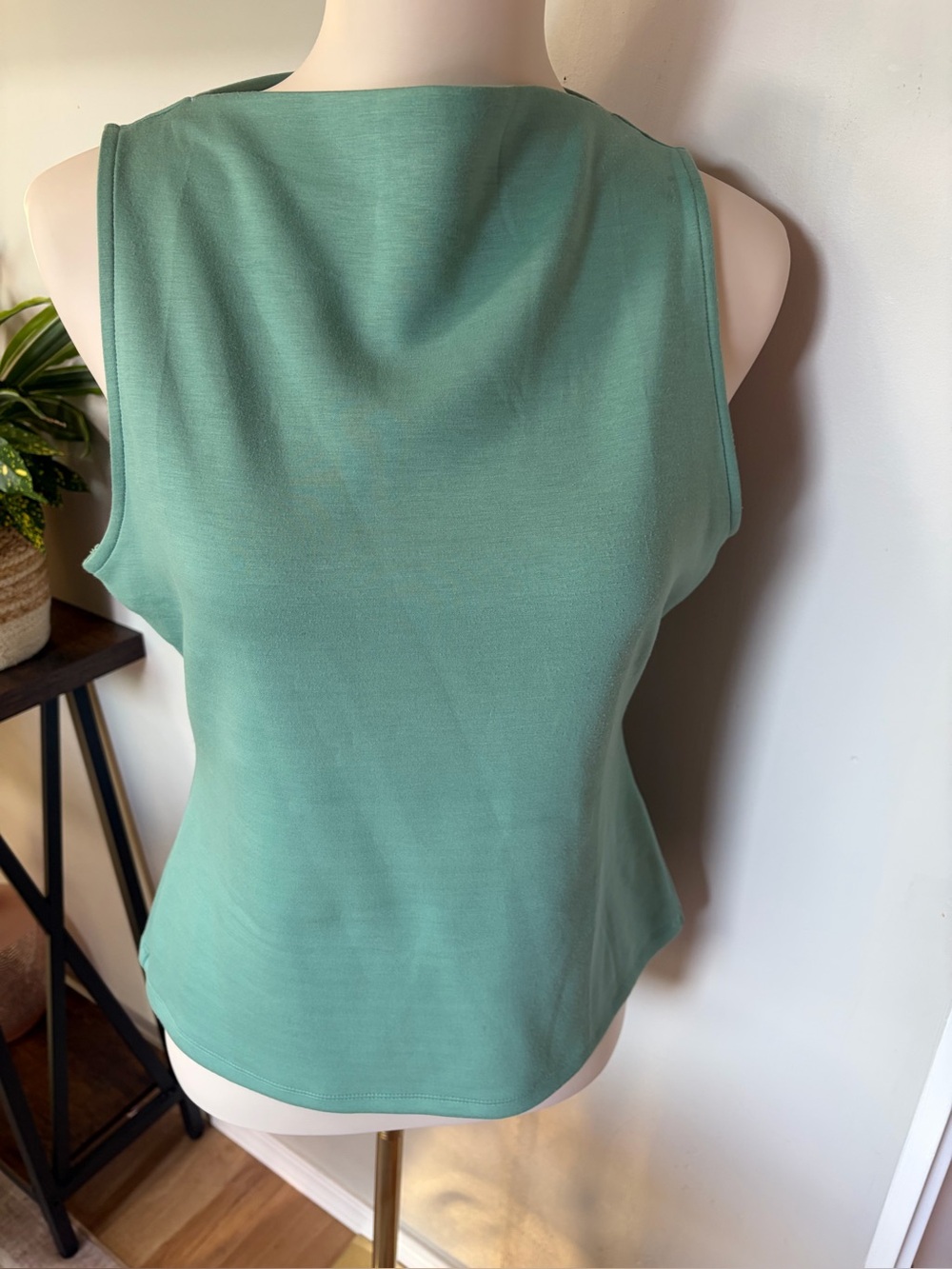 Banana Republic Stretch Sleeveless Boatneck Top in turquoise women’s medium.
